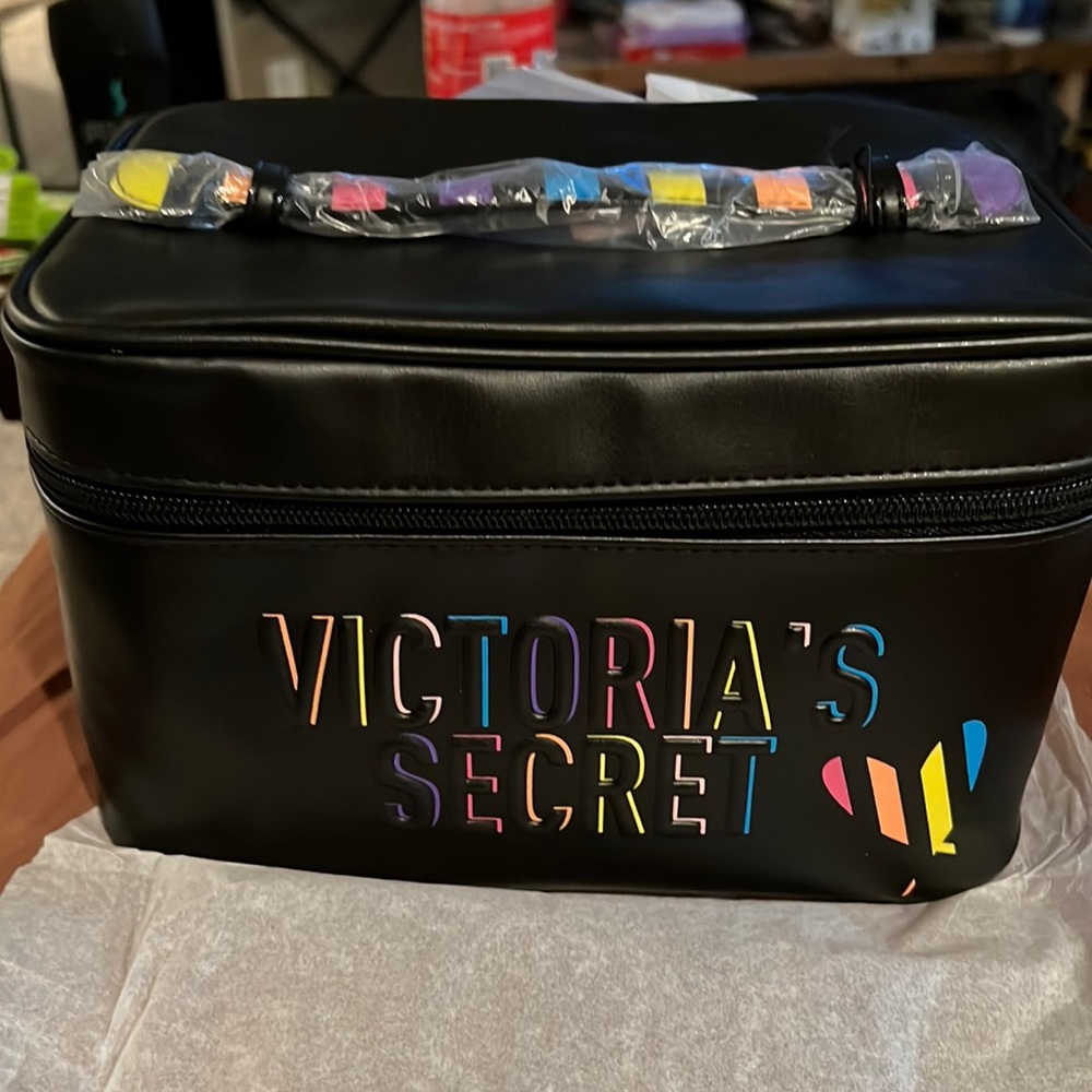 Selling a make up bag that’s very colorful brand new never used